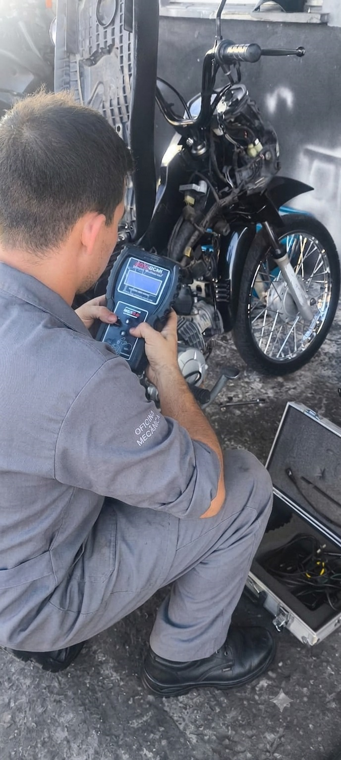 Mecânico trabalhando na moto